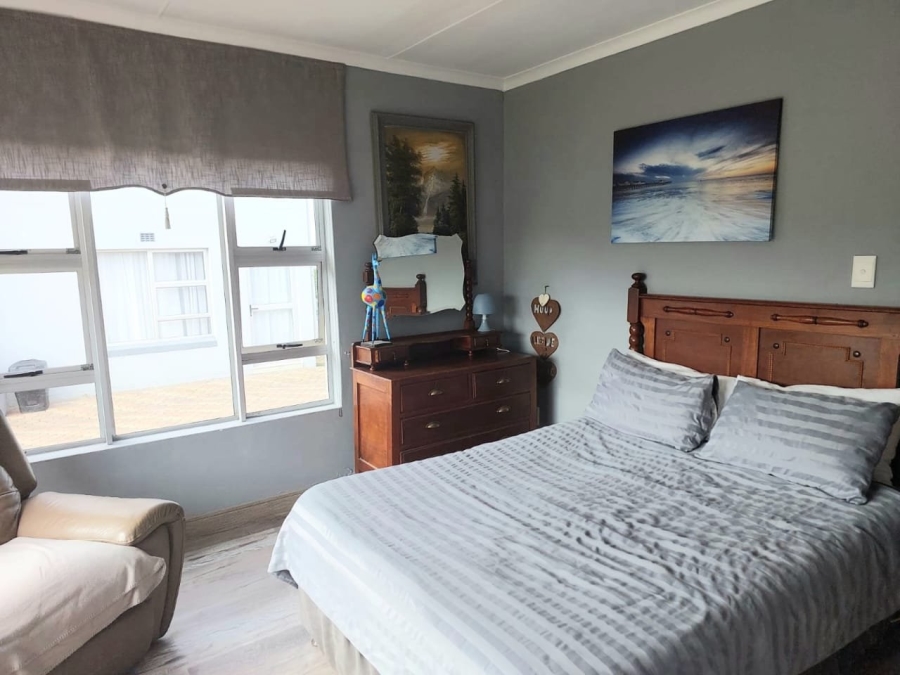 8 Bedroom Property for Sale in Hartenbos Heuwels Western Cape